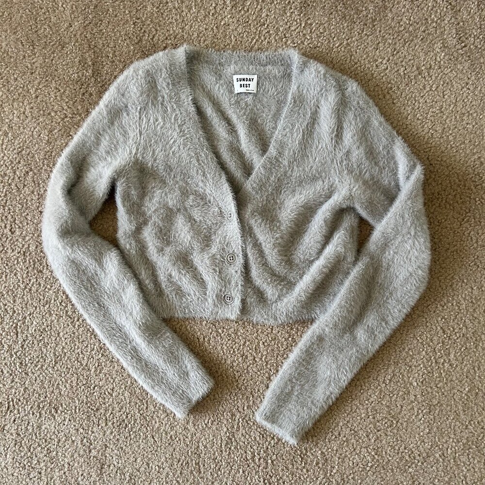 ARITZIA Sunday Best Fuzzy Cropped Gray Fitted V-Neck Cardigan S/XS